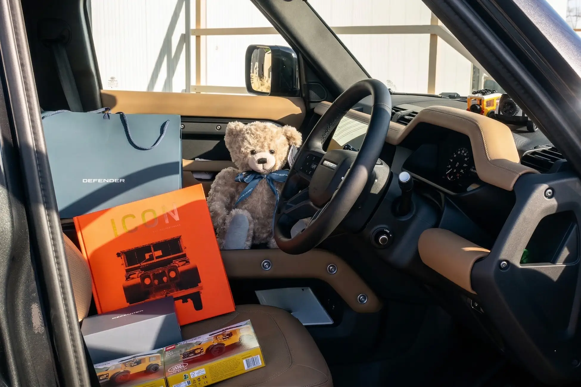車内にディスプレイされたDEFENDERアイテム