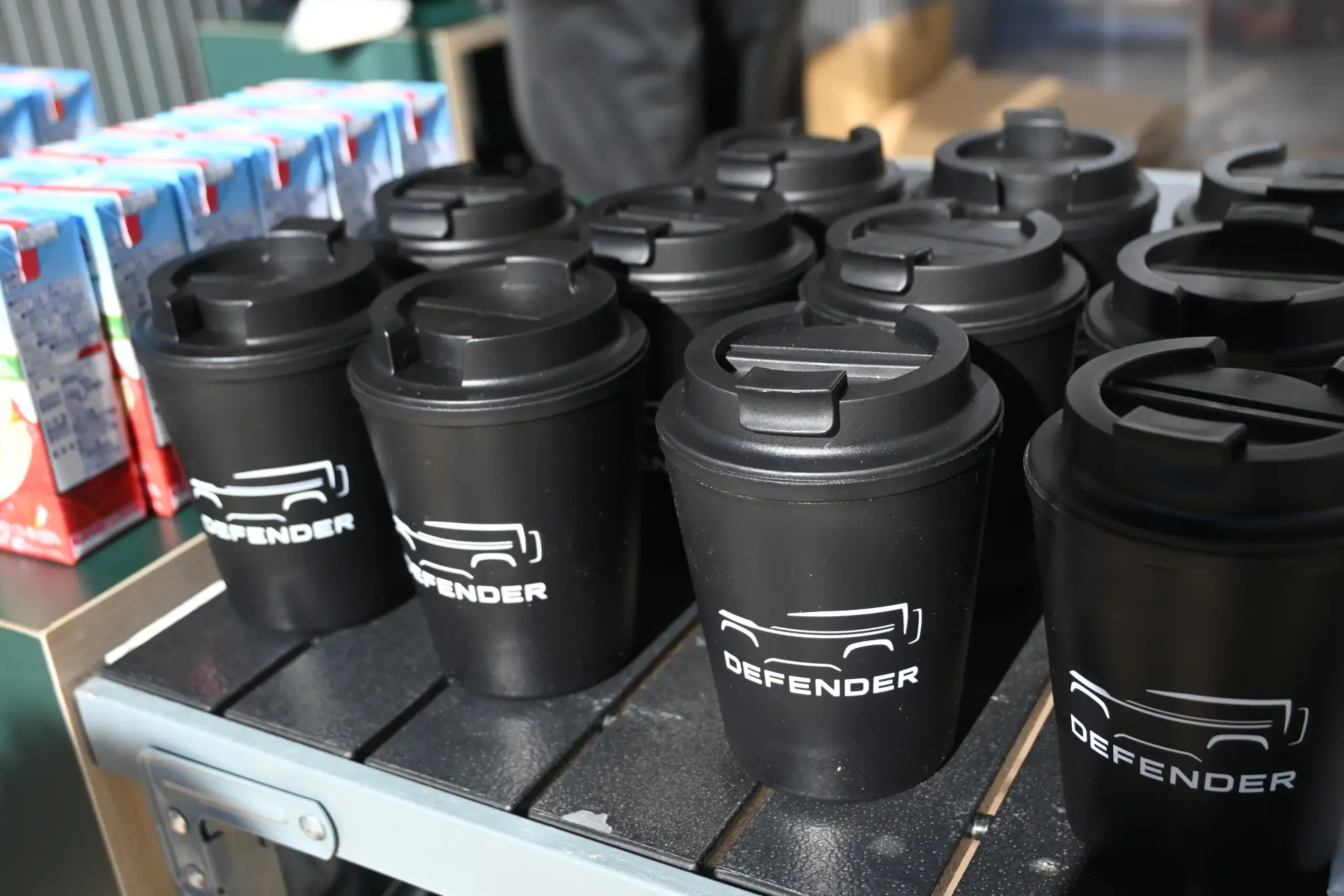 オリジナルタンブラーに入れて振る舞われたコーヒー