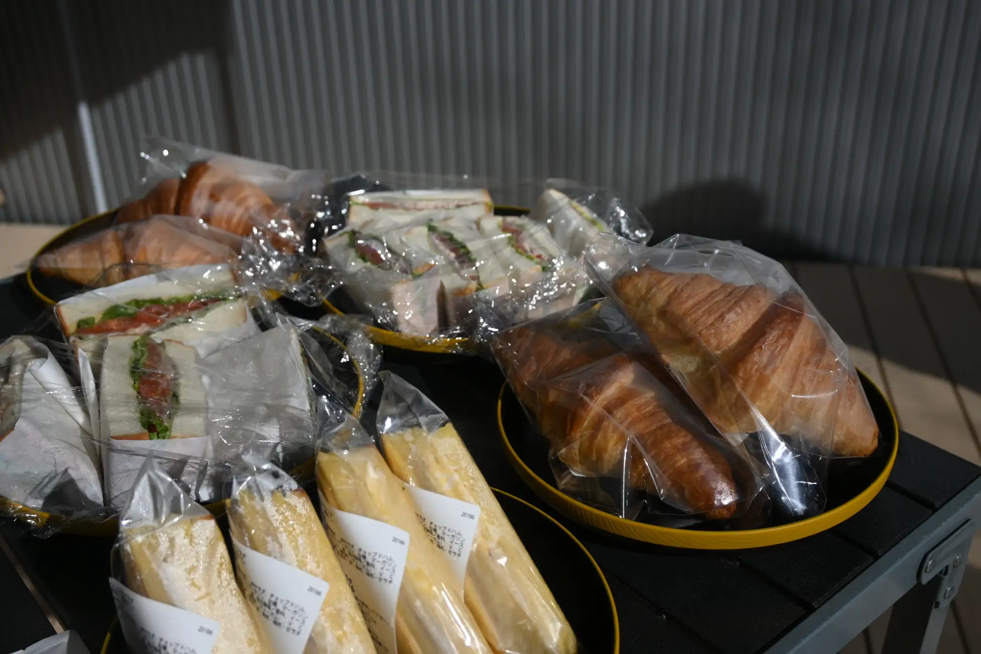 会場で振る舞われた特製サンドイッチとパン