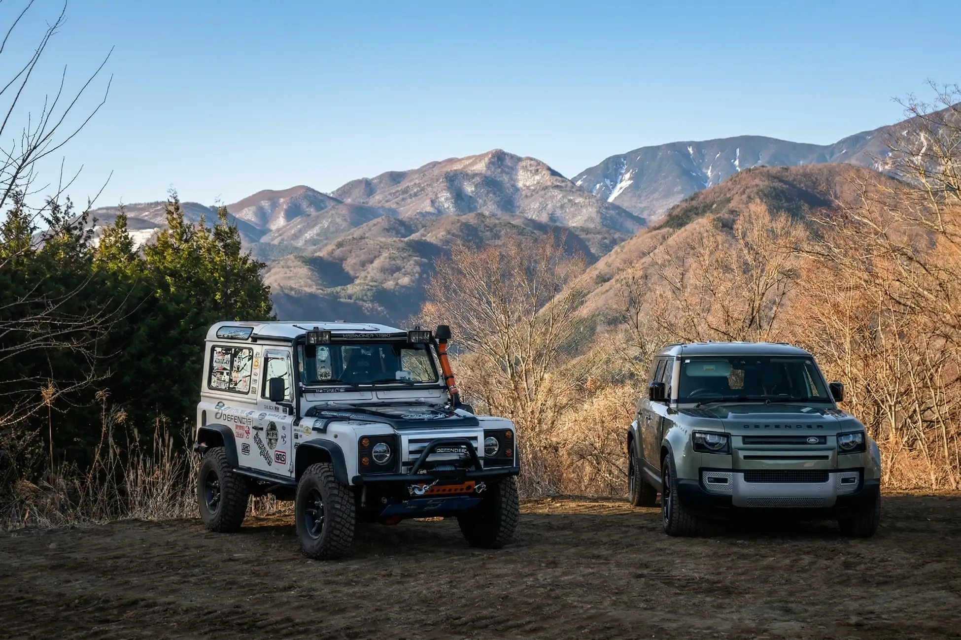 八ヶ岳の自然を背景に並ぶDEFENDER