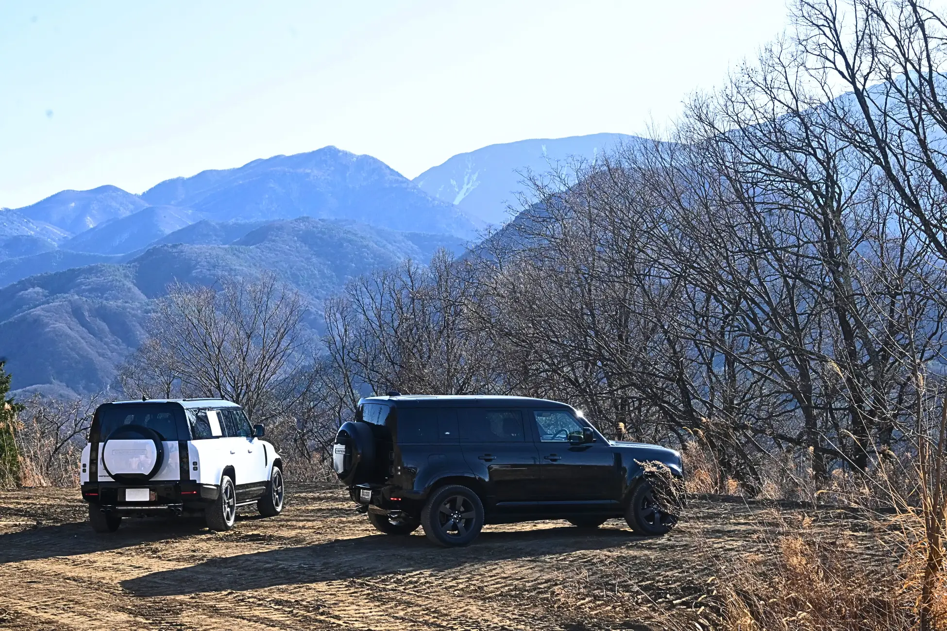八ヶ岳の自然を背景に並ぶDEFENDER