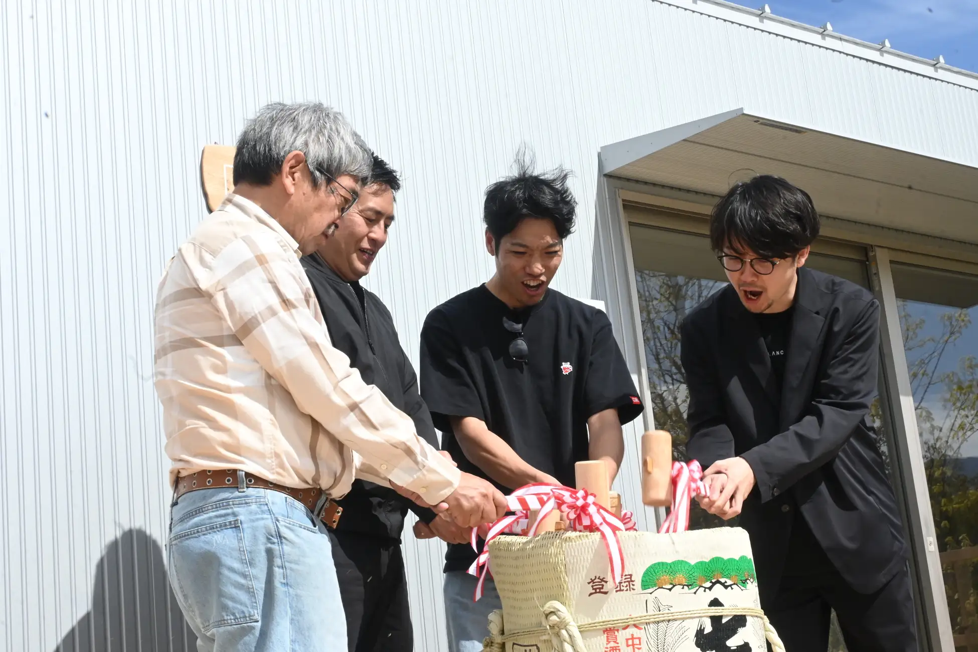 オーナーと共に行った銘酒・七賢の鏡割り