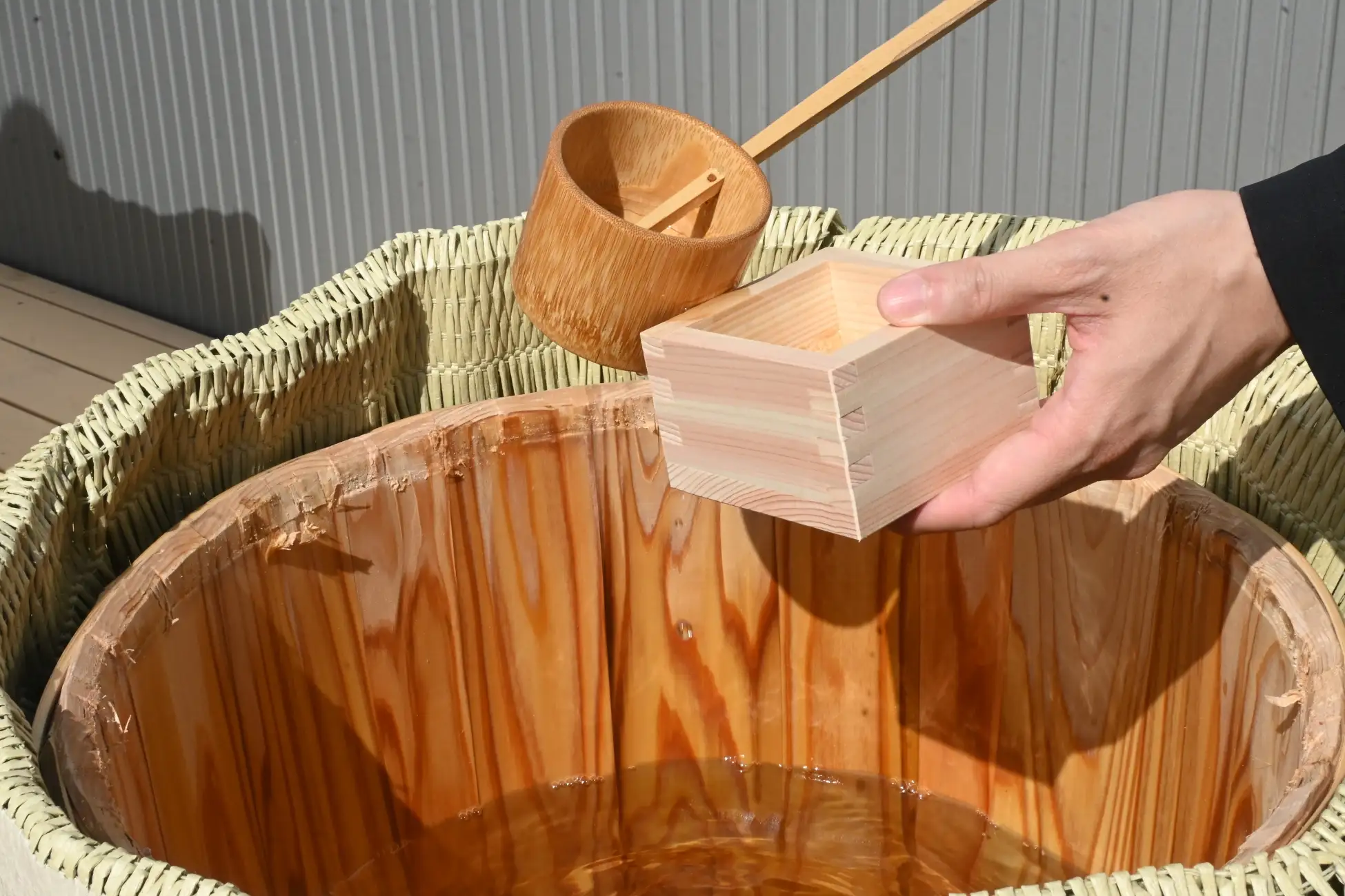 振る舞われた樽酒