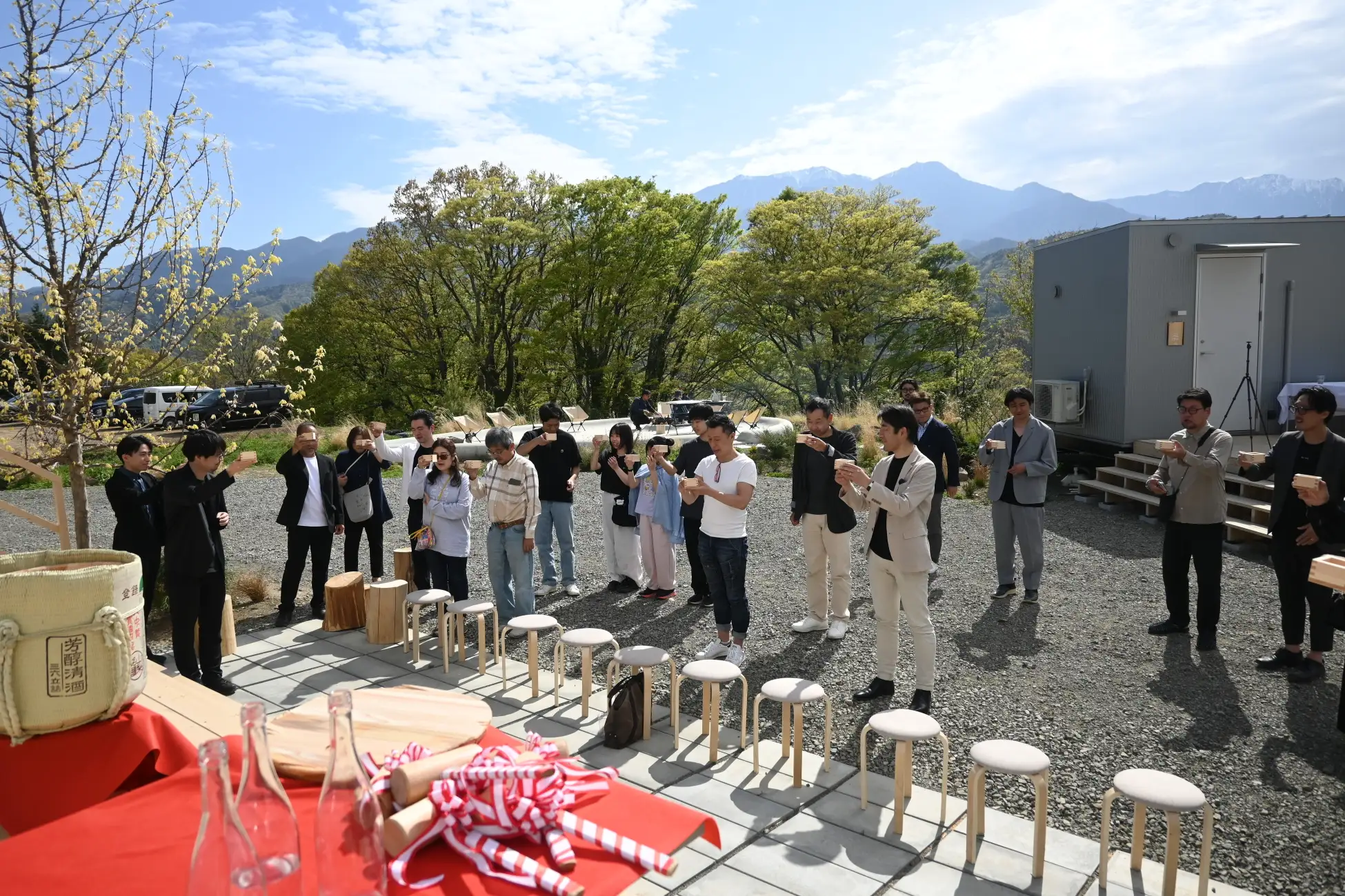山脈を望む開放的な空間で地域パートナーと共に行われた乾杯